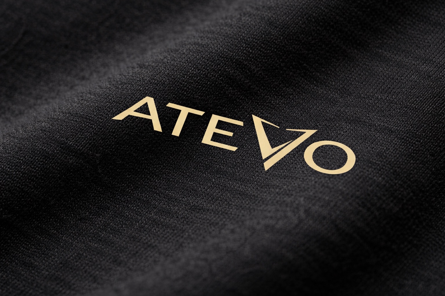 ATEVO mikina čierna – detail loga