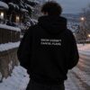 SNOW DOESN'T CANCEL PLANS. mikina čierna – chrbát na modelovi
