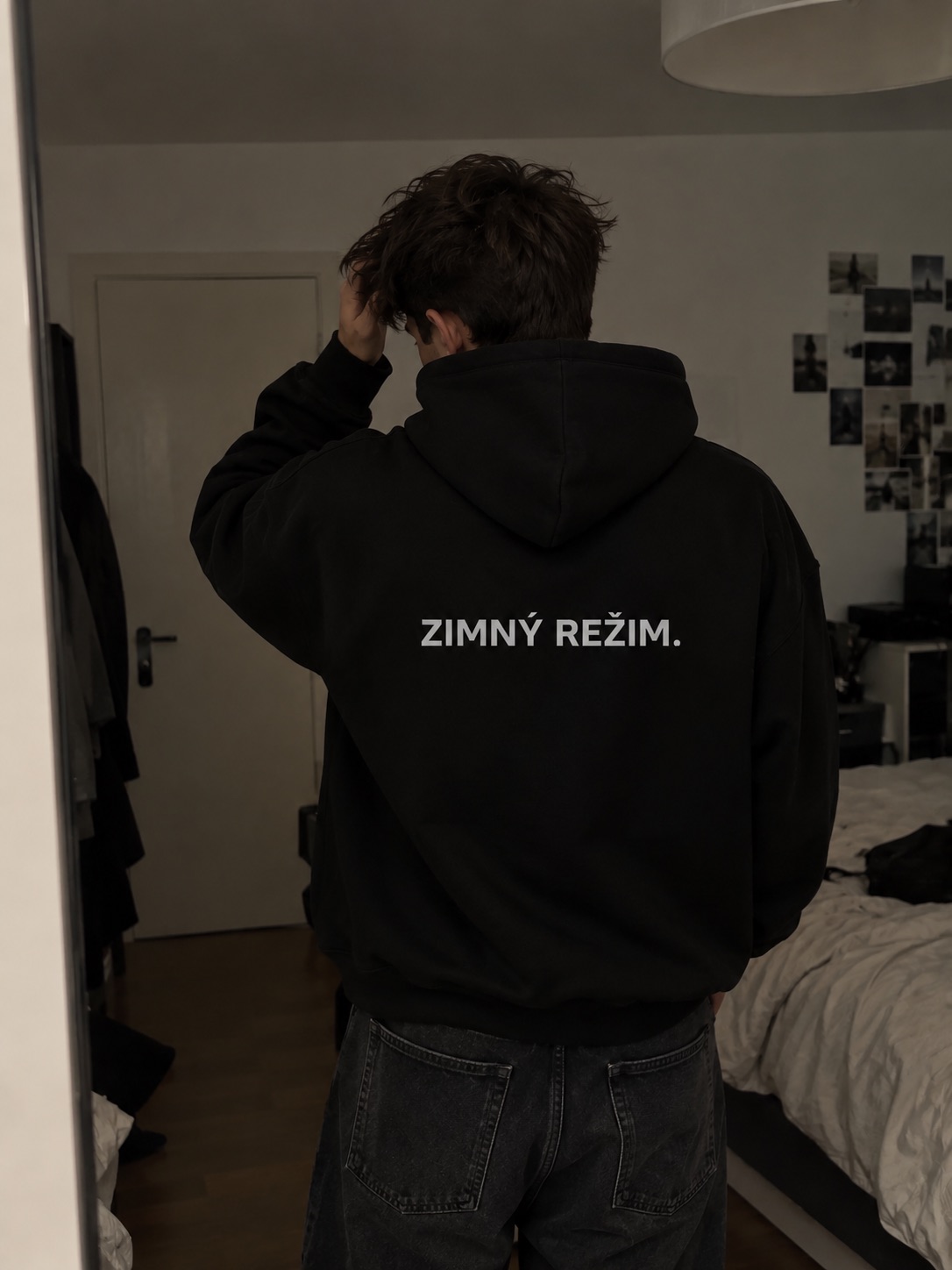 ZIMNÝ REŽIM. mikina čierna – chrbát na modelovi